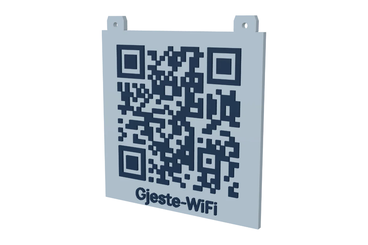 Lyseblått veggskilt med mørkeblå QR-kode for gjeste-WiFi og teksten Gjeste-WiFi